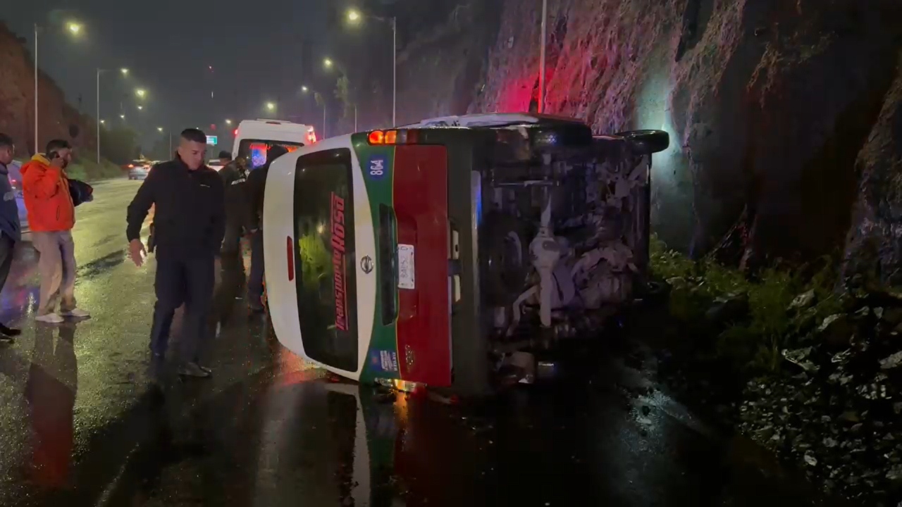 Vuelca combi en la México-Pachuca: chofer iba de malas y cobró 25 pesos ...