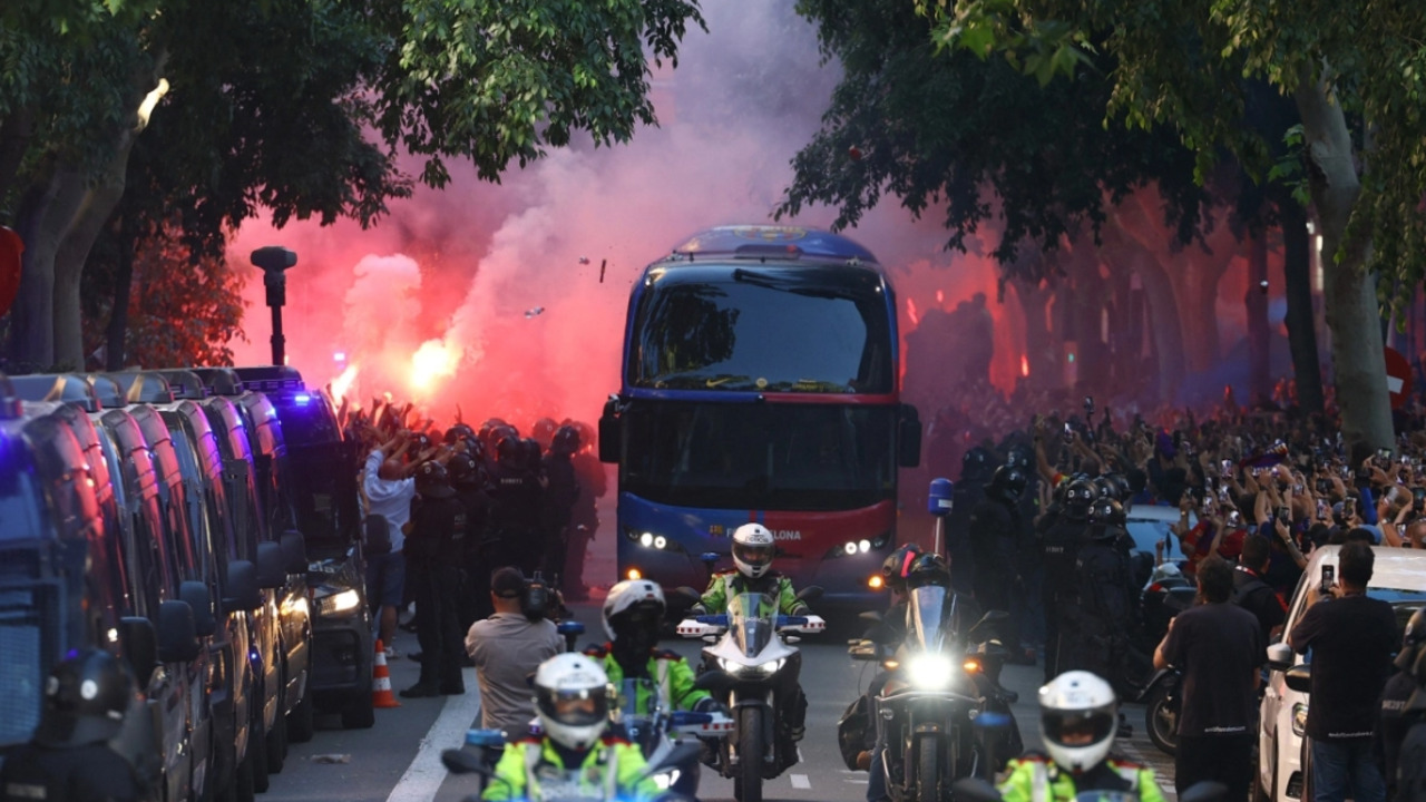 Culés agreden el autobús de su propio equipo previo al Barcelona vs Madrid ¿Por qué?