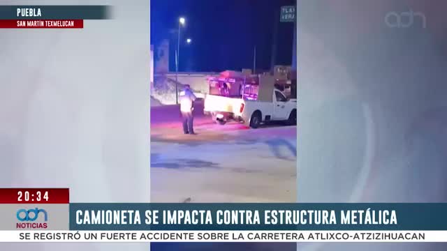 Se registra accidente en Puebla: conductor se estrella contra estructura metalica