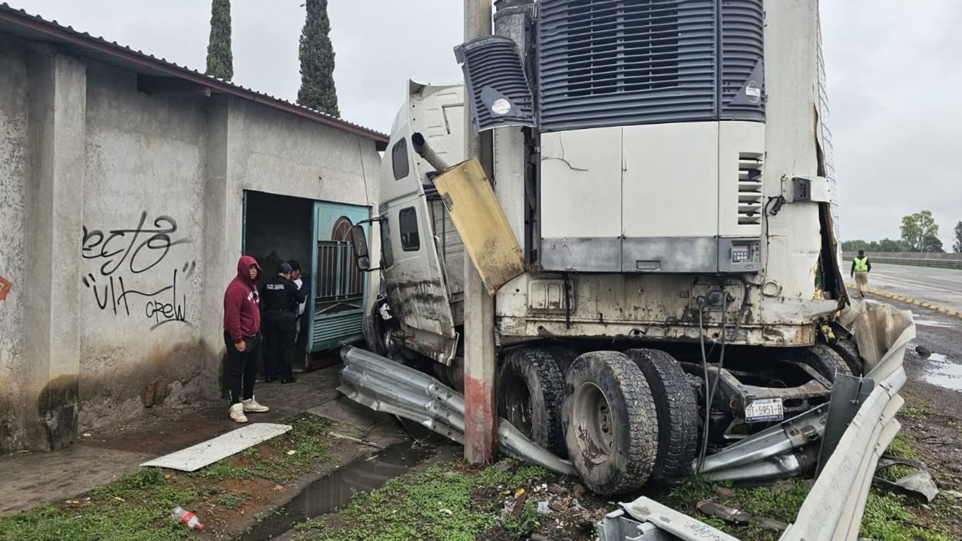 Accidente en la carretera México-Querétaro: camión se sale del camino y ...