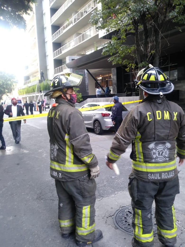 Mujer muere al caer desde el cuarto piso de un edificio en la CDMX