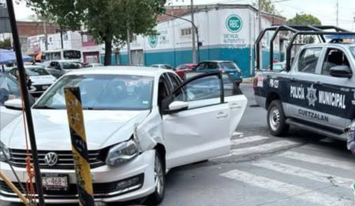 VIDEO: Choca patrulla municipal con vehículo particular en calles de Puebla hoy; hay tráfico en la zona