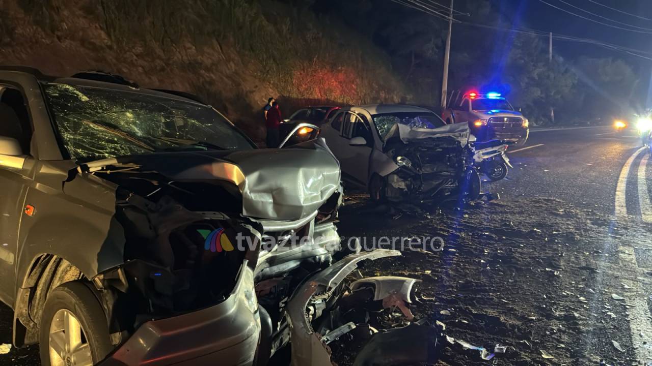 Choque frontal entre camioneta y auto deja dos lesionados en Acapulco