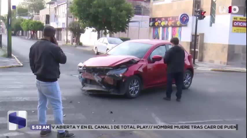 Choque entre particular y taxi provoca caos en el centro de Puebla