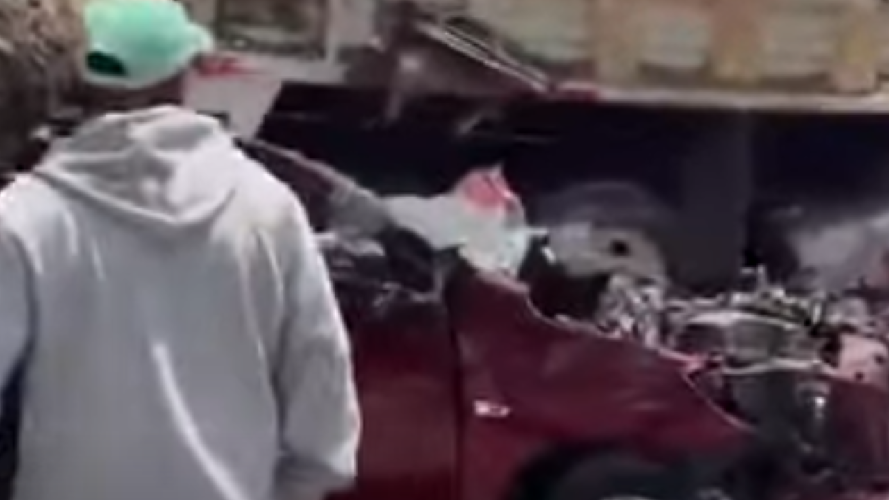 Tragedia: camión vuelca y aplasta auto, hay 4 muertos