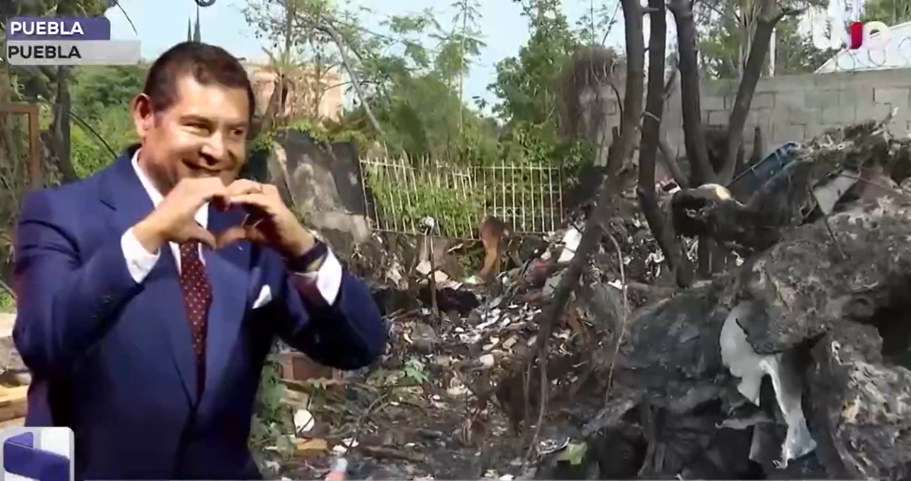 ¡Indiferencia del gobierno de Alejandro Armenta! La familia García se enfrenta todos los días al abandono luego de perderlo todo en un incendio provocado por actos delictivos; han pedido ayuda al gobierno del estado, pero siguen viviendo entre los escombros.
