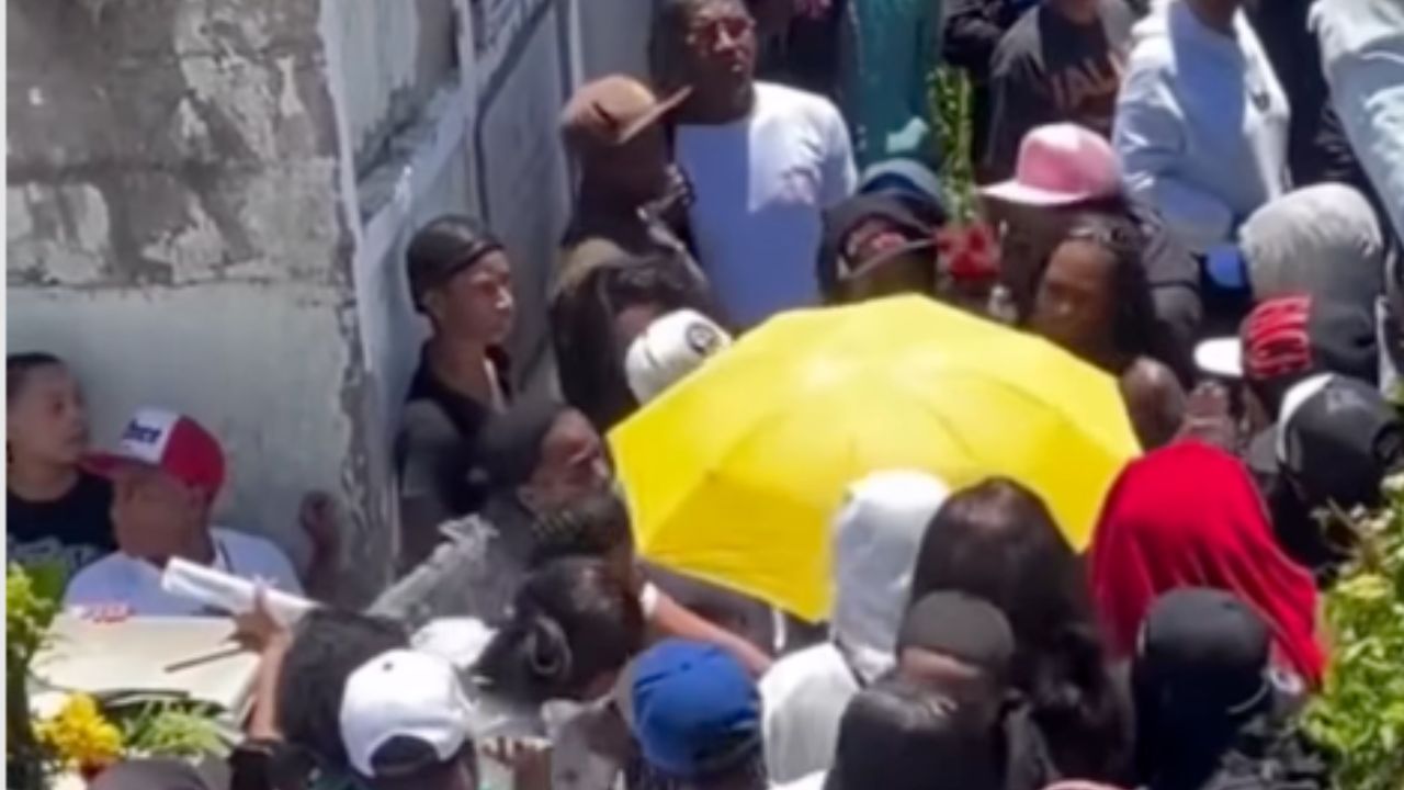 VIDEO FUERTE: ¿Por el amor del difunto? Así ocurrió la brutal pelea de dos mujeres en pleno funeral