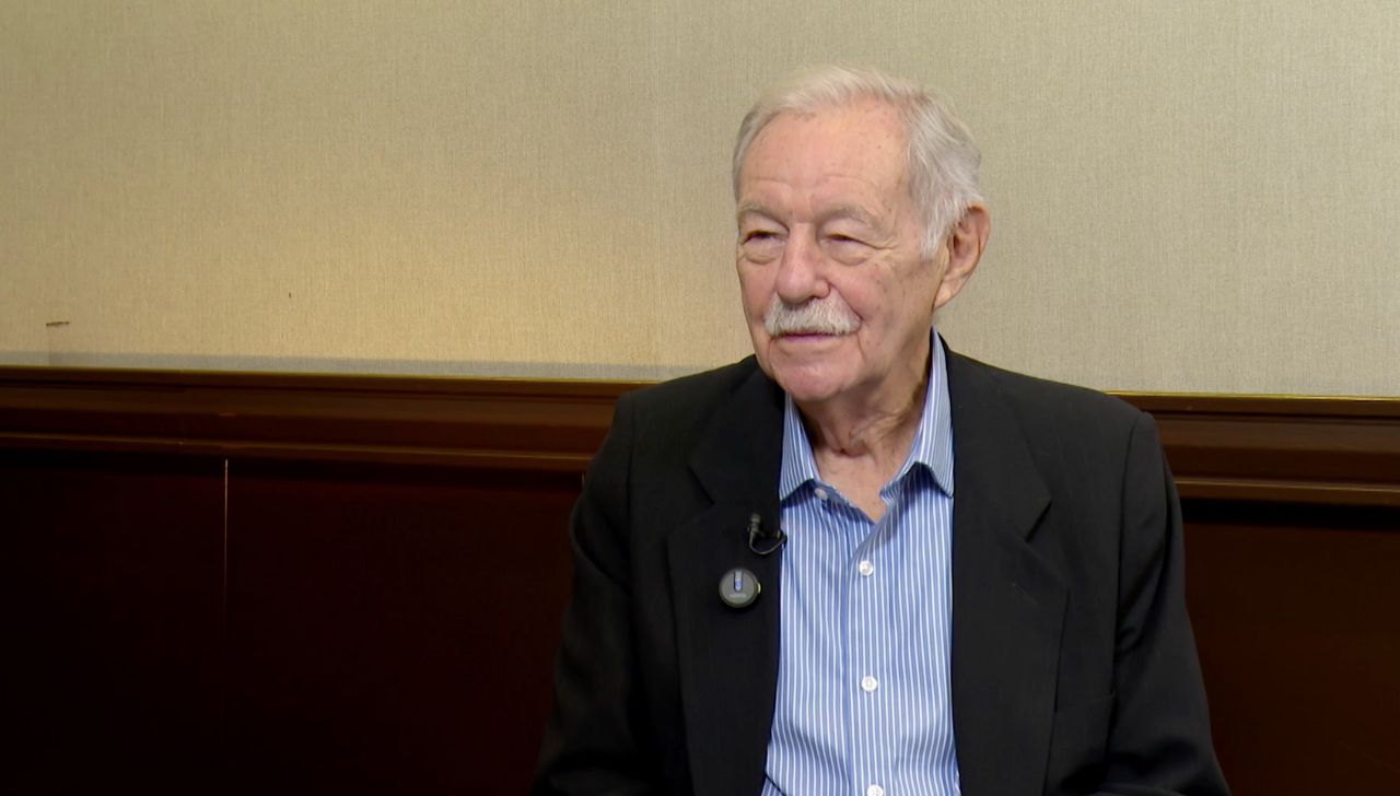 Tres enigmas, una organización al límite: el nuevo juego literario de Eduardo Mendoza