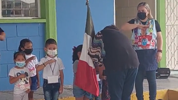 Niños confunden el saludo a la bandera: VIDEO