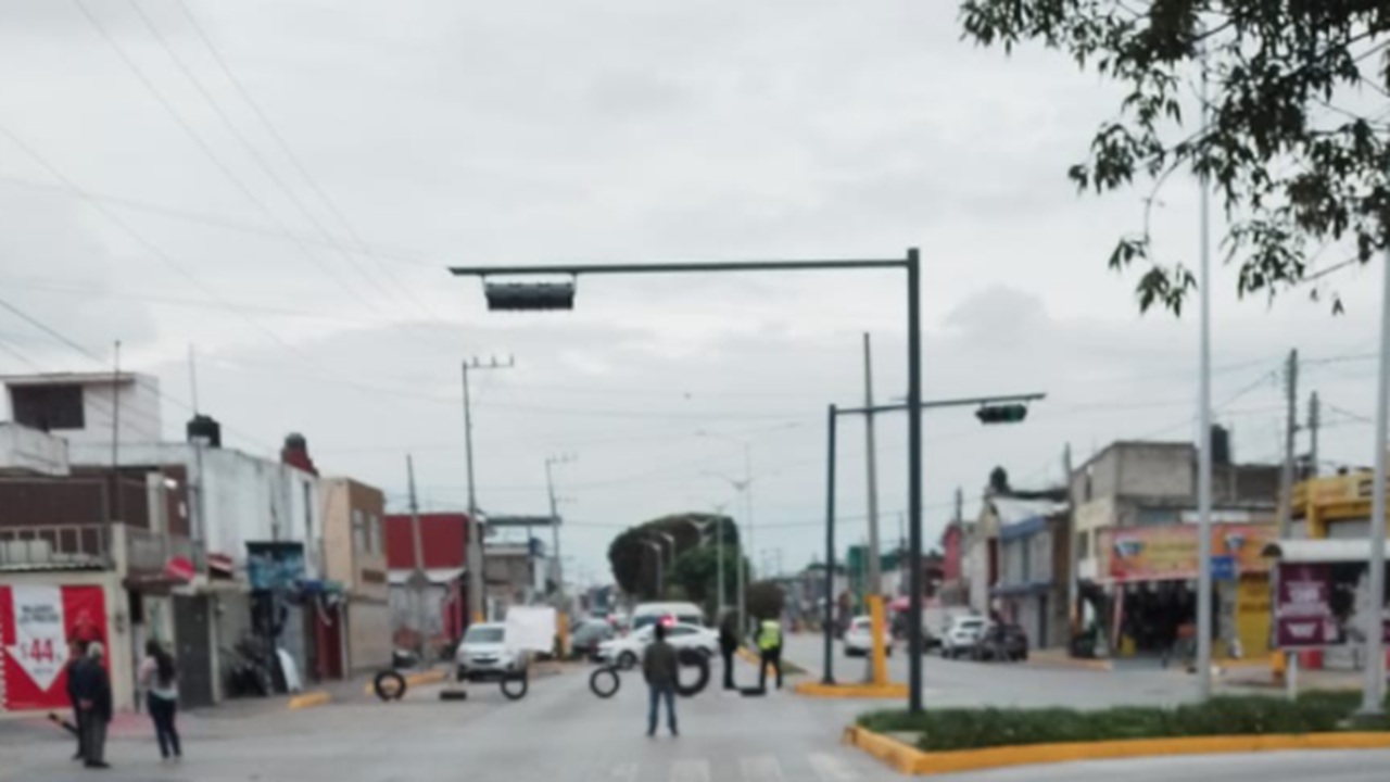 Combi choca contra luminaria en Bulevar Carmen Serdán