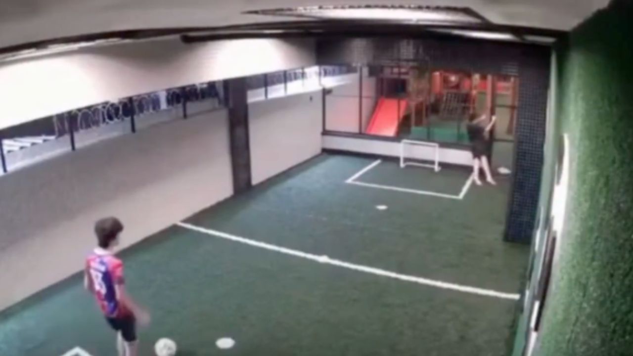 VIDEO FUERTE: Niño sufre descarga eléctrica en cancha de fútbol; su amigo lo salvó