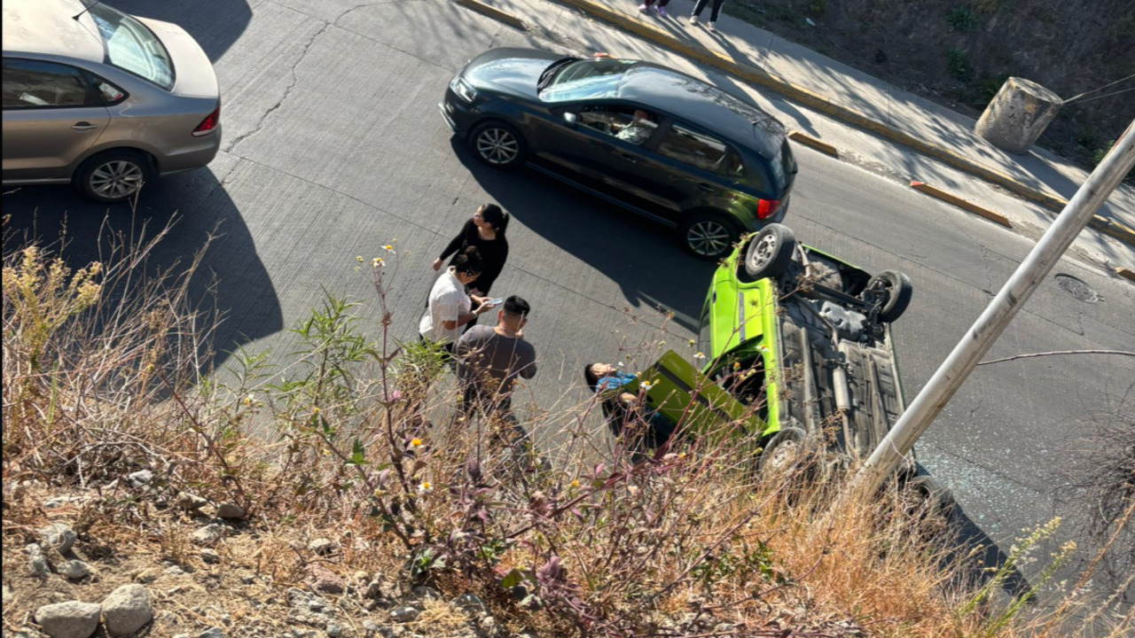 Aparatosa volcadura de auto en Bulevar Carmelitas en dirección al Periférico Ecológico genera tráfico HOY 30 de marzo