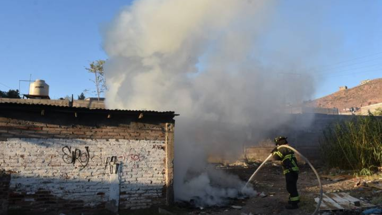 Se registra fuerte incendio en una casa de la colonia Valle de la Madrid