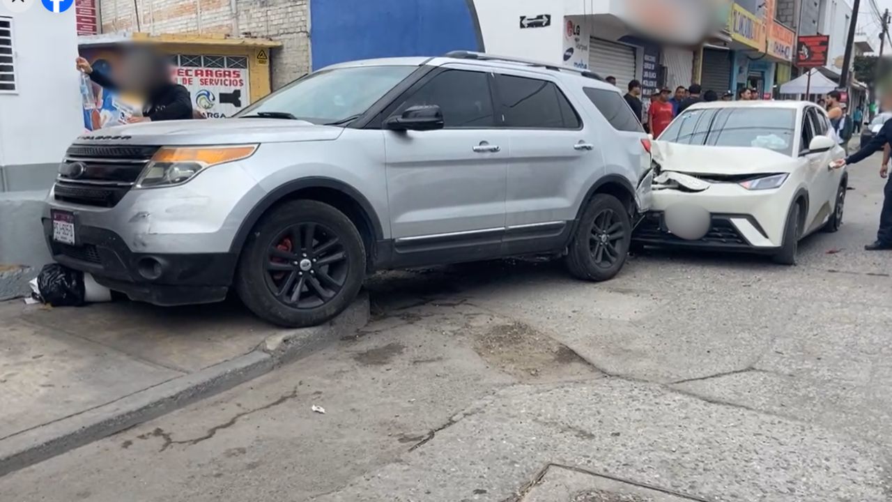 FOTOS: Conductor sufrió ataque  epiléptico y causó choque sobre la Avenida Enrique S Mont en Tehuacán hoy; hay 4 lesionados