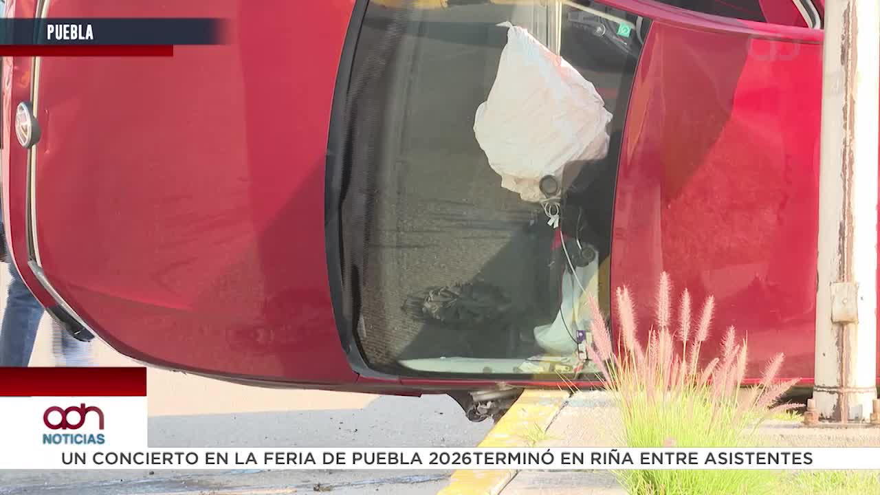 Vehículo se vuelca en calle José María Morelos
