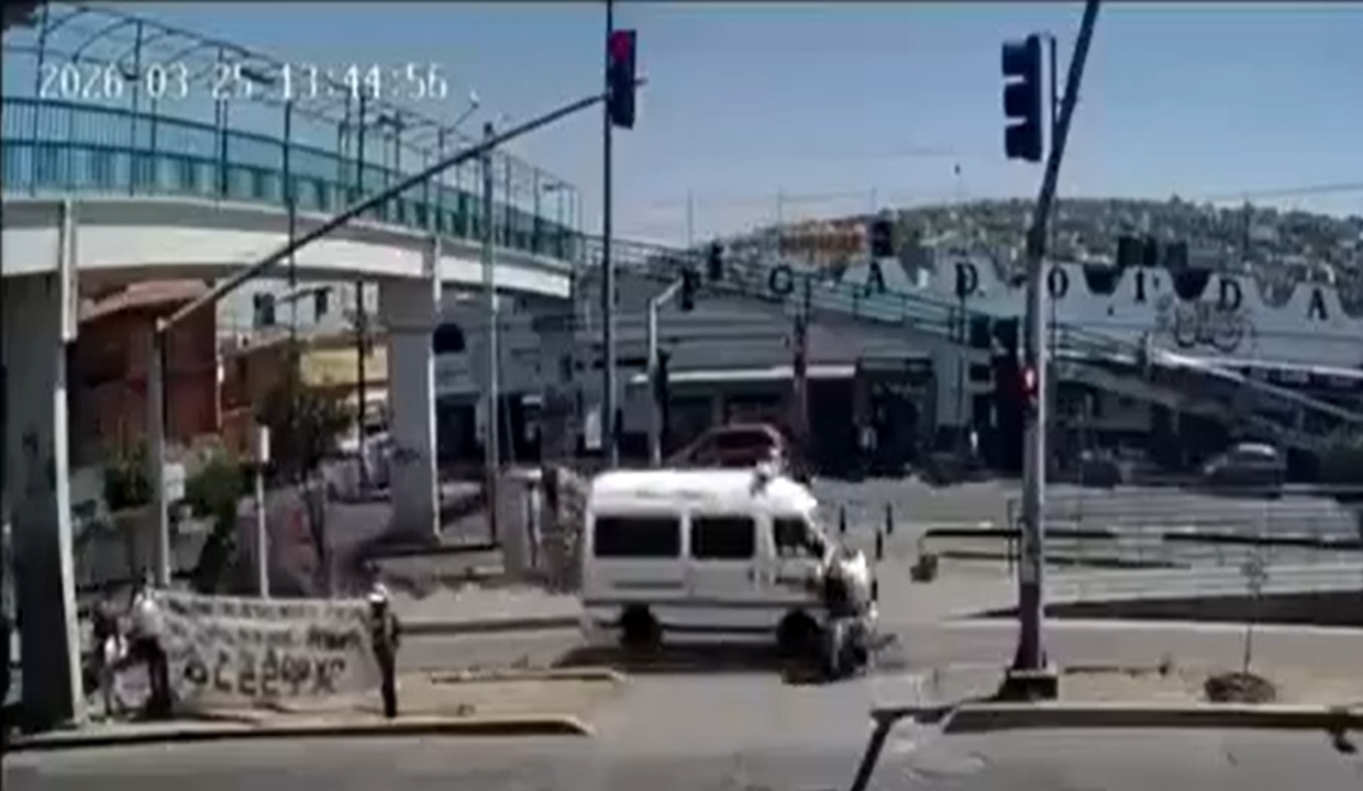 VIDEO FUERTE: Ambulancia atropella a ciclista en el carril confinado del Mexibús