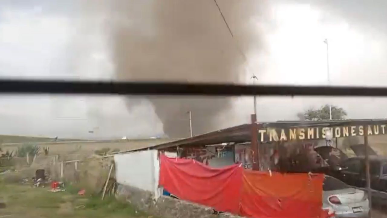 VIDEOS: TORNADO sorprende en Cuyoaco, Puebla HOY; captaron el momento exacto en que se formó