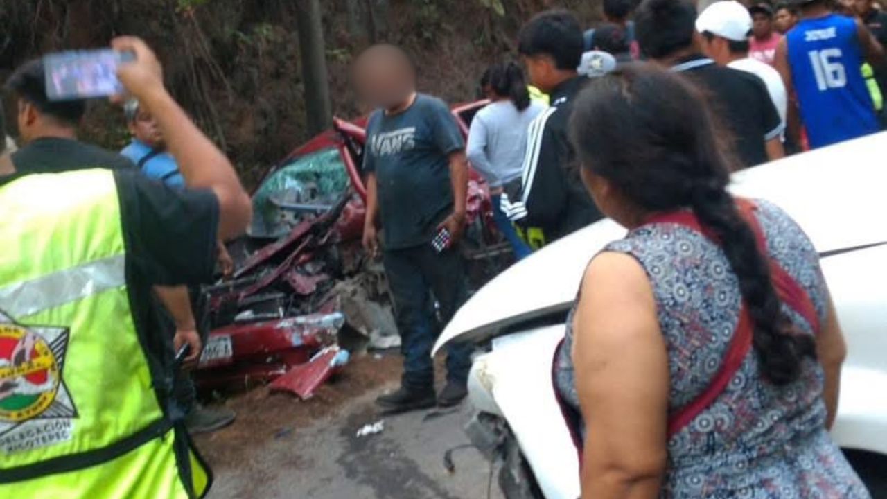 Brutal choque deja prensados en la carretera Interserrana hoy; reportan lesionados graves y cierre total