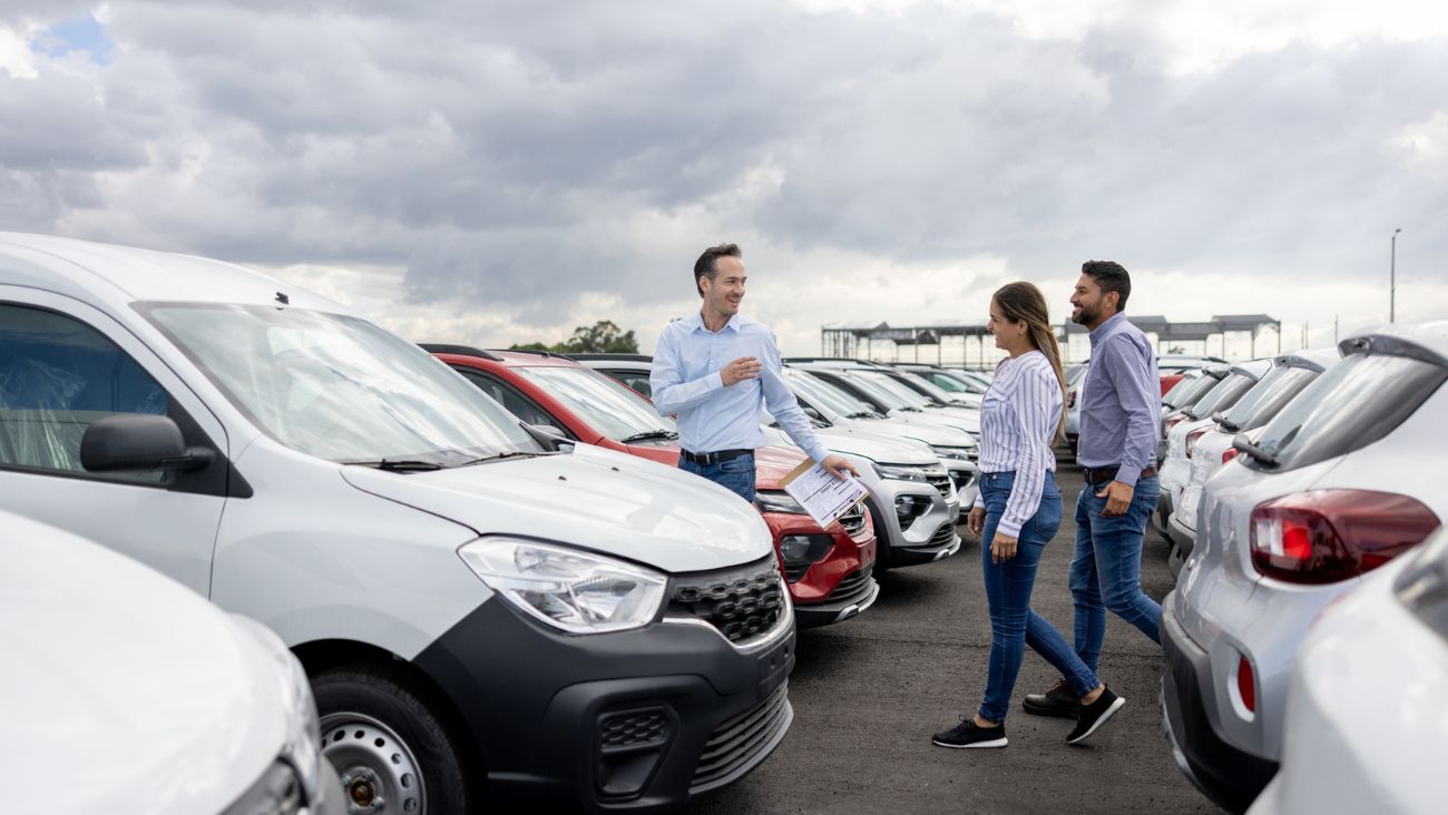 Requisitos, precio y pasos para hacer el cambio de propietario de auto en Nuevo León con todo y alta