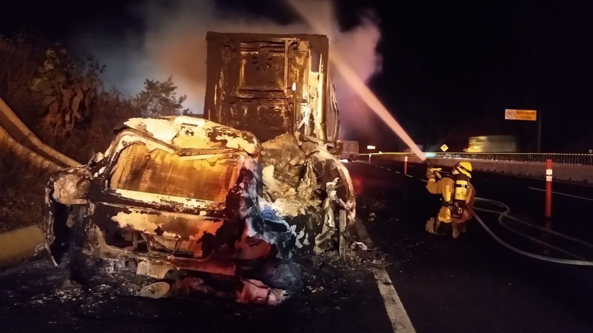 Arde en llamas tractocamión en la Autopista Siglo XXI, a la altura de ...