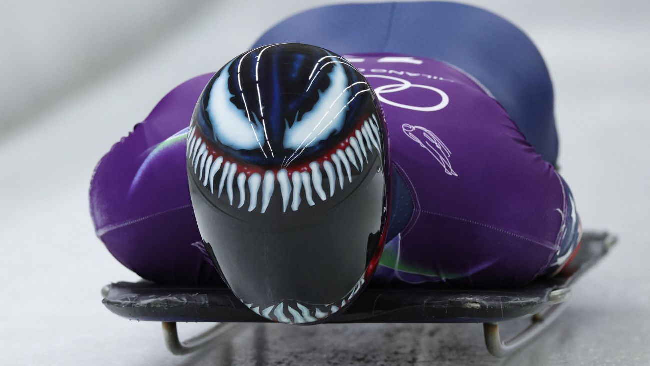 Atleta olímpico se hace viral por intimidar a sus rivales con casco de Venom; así se vio en competencia