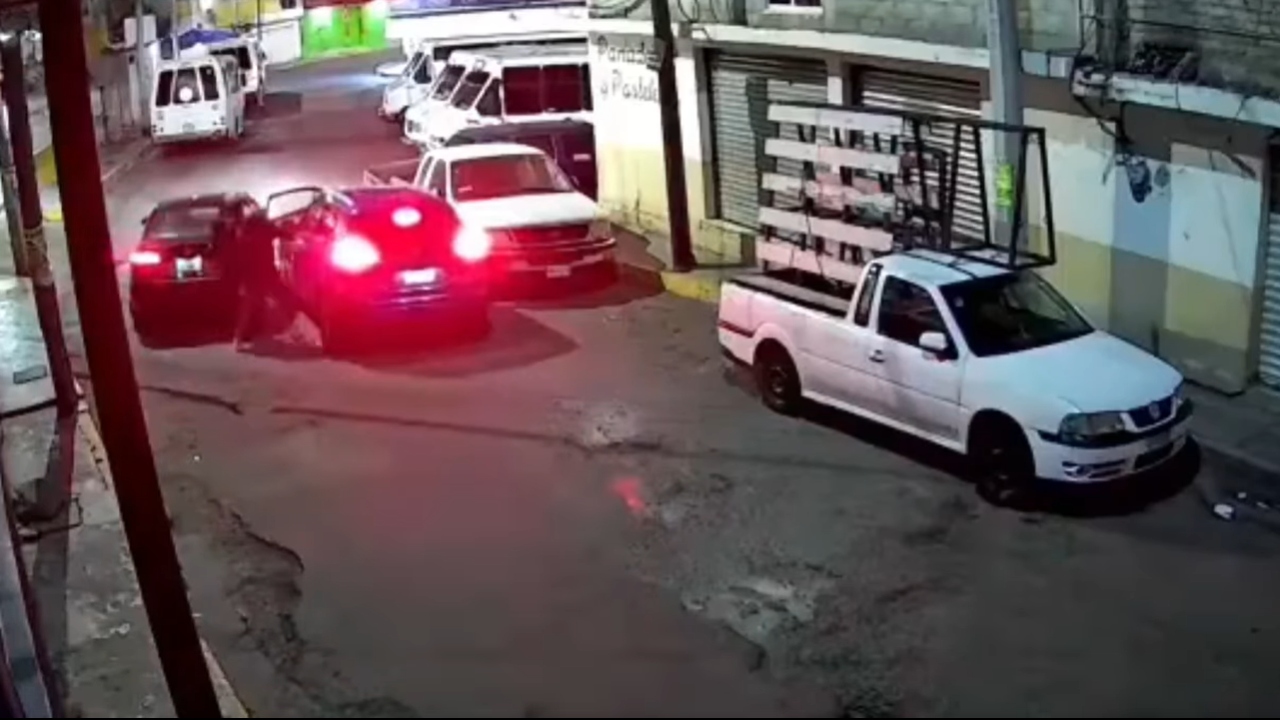 Asalto en Naucalpan; conductor choca contra auto de ladrones y se escapa