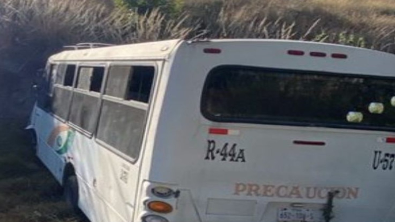Camión de pasajeros se queda sin frenos y cae en barranca en Puebla