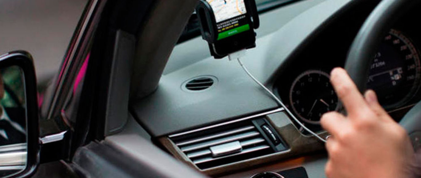 Conductor de taxi por aplicación traslada de emergencia a menor y salva su vida