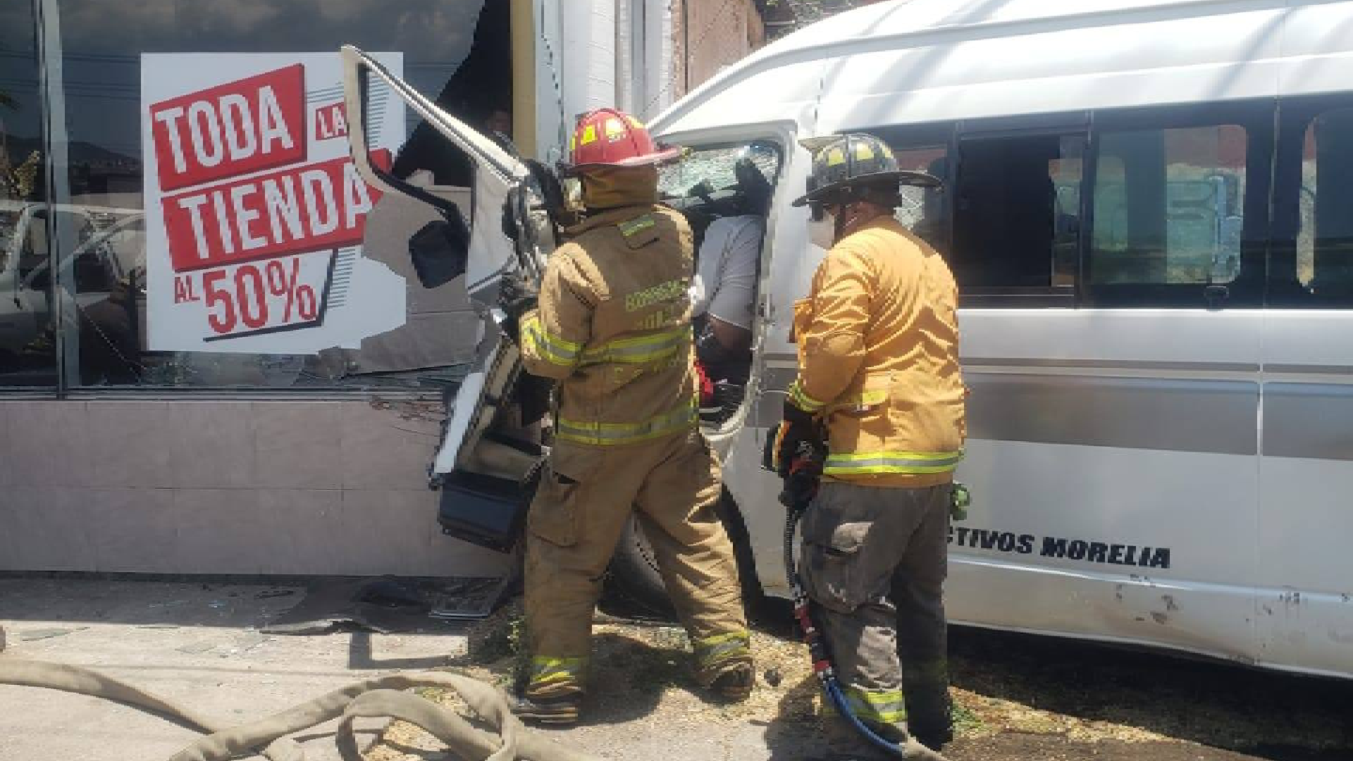Combi choca en Morelia; accidente dejó varios heridos