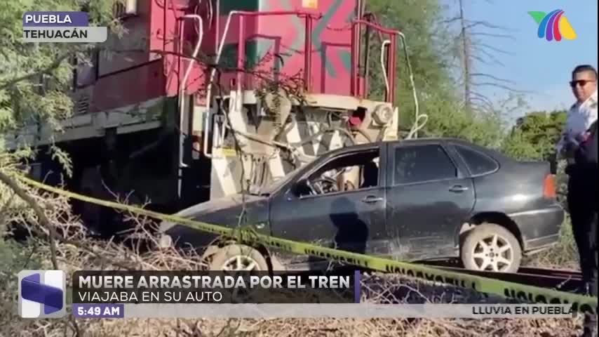 Mujer muere arrastrada por el tren mientras viajaba en su auto en Tehuacán