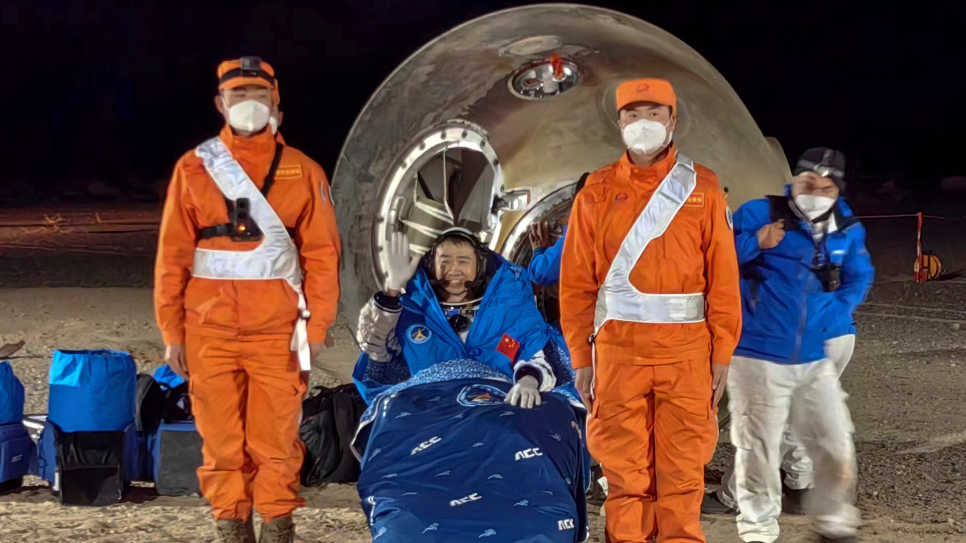 Regresan astronautas chinos a Tierra