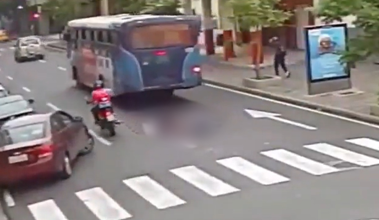 VIDEO FUERTE: Hombre muere atropellado en pleno cruce; iba viendo el celular