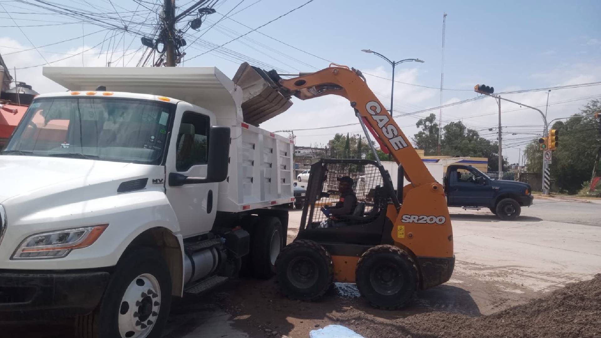 Retiran material pétreo en la colonia Los Castillos, León Gto, 22 ...