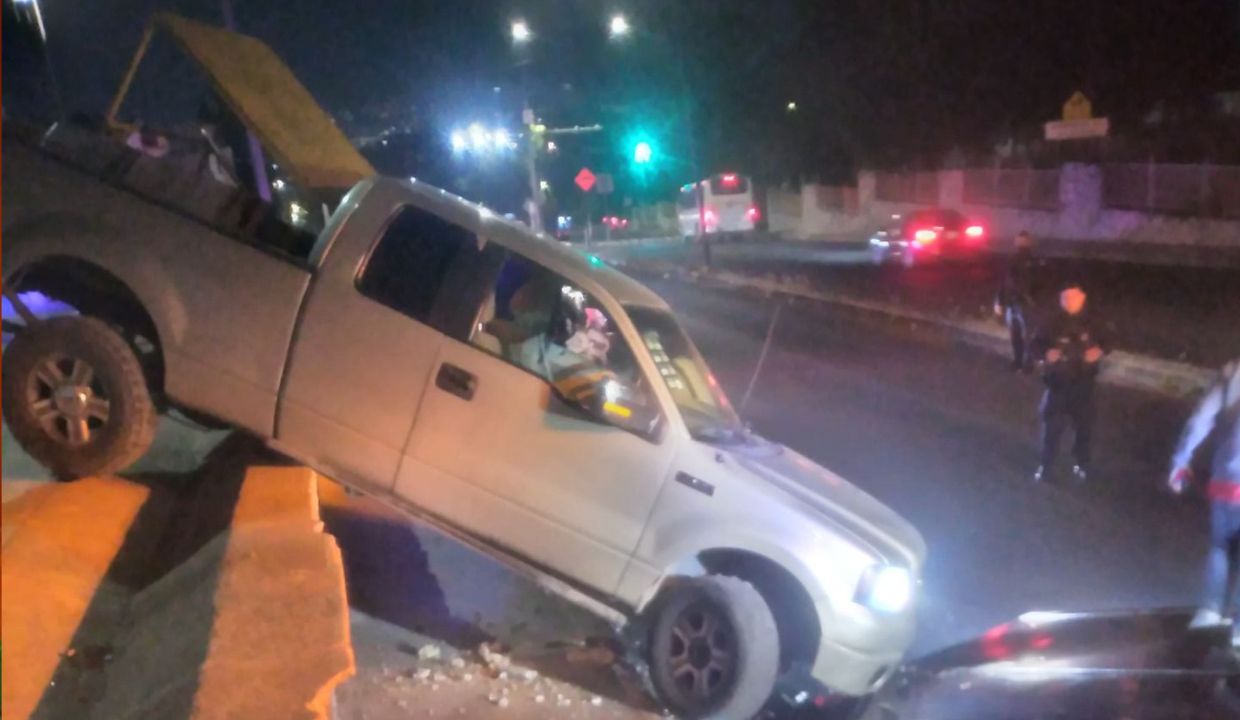 Camioneta queda sobre la banqueta en colonia Zaragoza