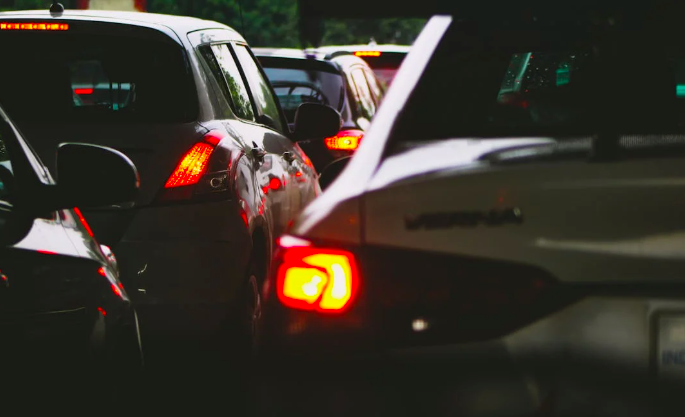 VIDEO FUERTE: Chofer de autobús EMBISTE auto tras DISCUSIÓN vial en la carretera Puebla-Tlaxcala