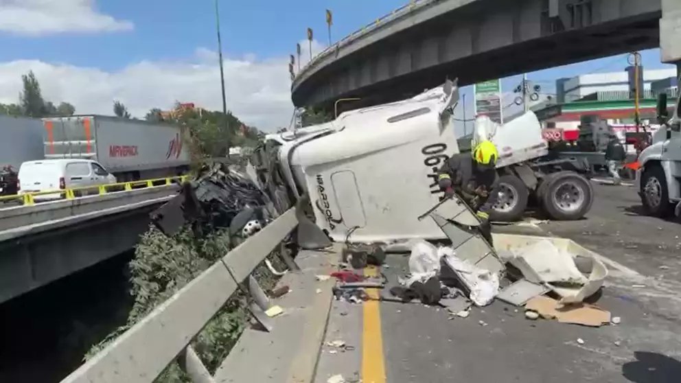 Tráiler cae desde un puente en la autopista México-Querétaro