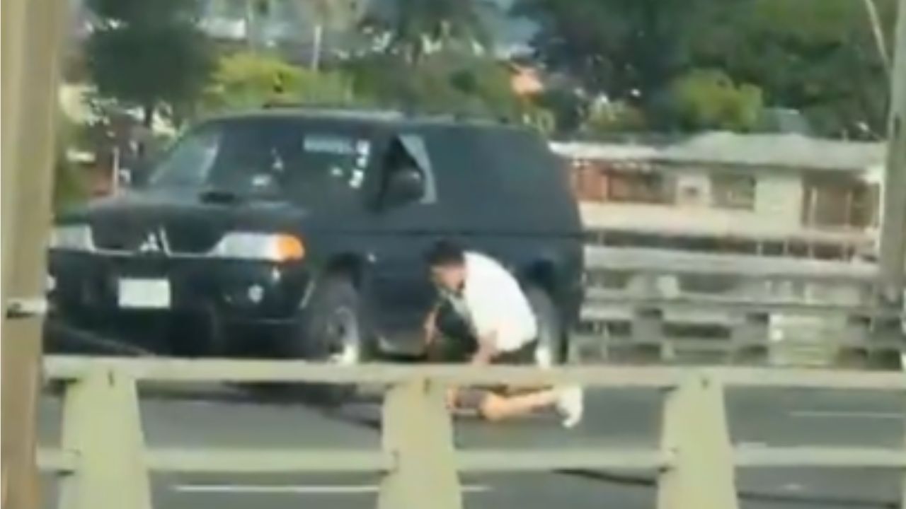 VIDEO FUERTE: Hombre desata ataque armado en plena vialidad para asesinar a su esposa