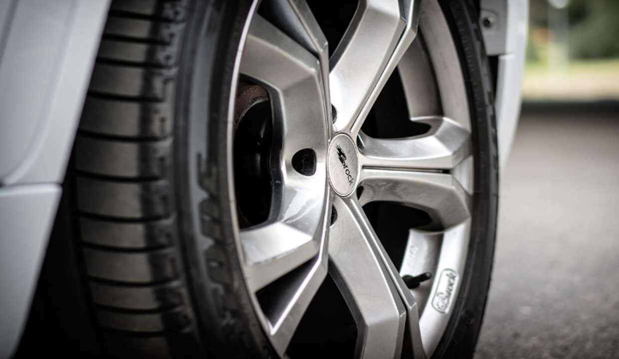 FOTO: Roban llantas de vehículo estacionado en plaza comercial ubicada en boulevard Municipio Libre