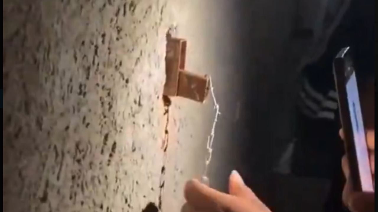 VIDEO|Hallan hoyos en baños de niñas en escuela de Puebla: Padres exigen sanción contra directora por omisión