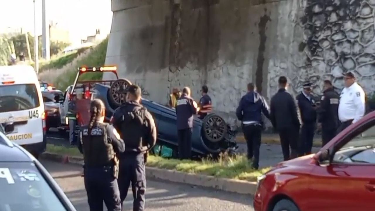 Auto cae de puente en la México-Puebla y deja un lesionado