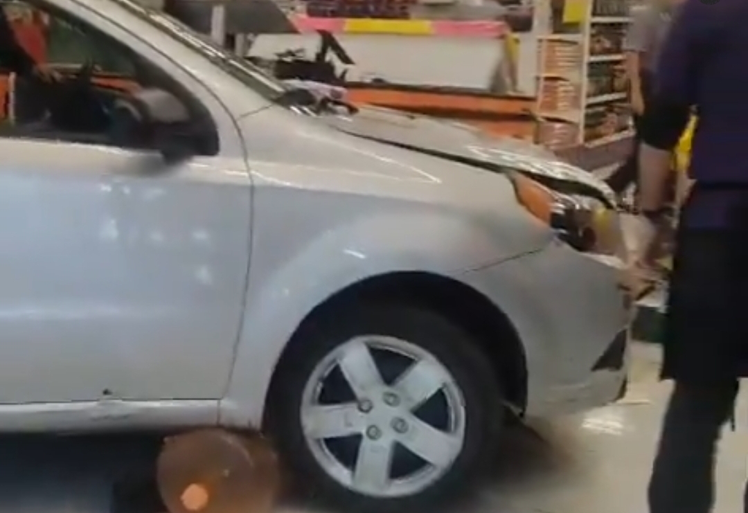 VIDEO: Mujer pierde el control de su auto y choca contra supermercado ...