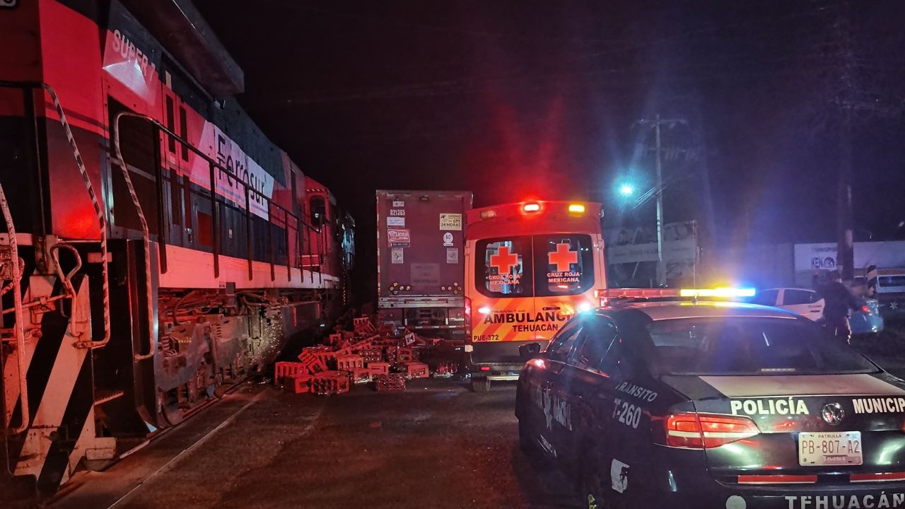 Tráiler intenta ganarle el paso al tren en Tehuacán y termina arrollado