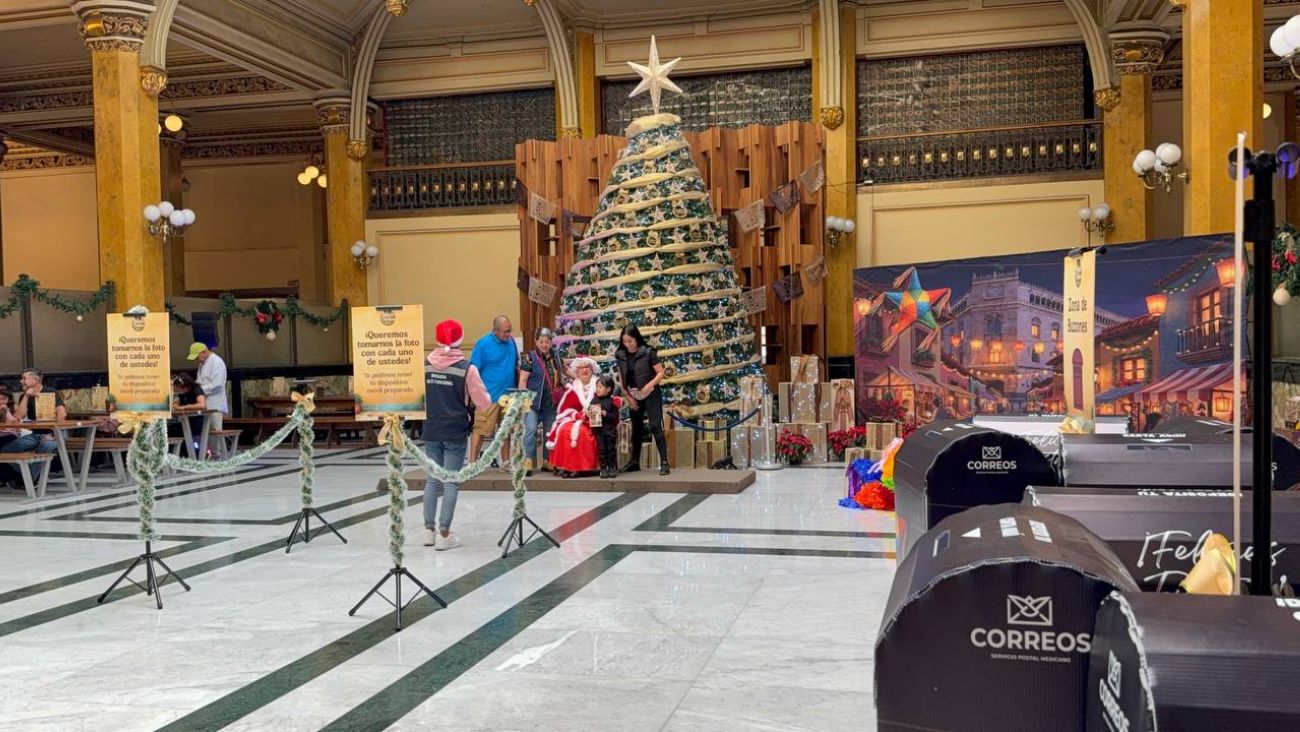 Niños hacen sus cartas para los Reyes Magos en el Palacio Postal de la CDMX