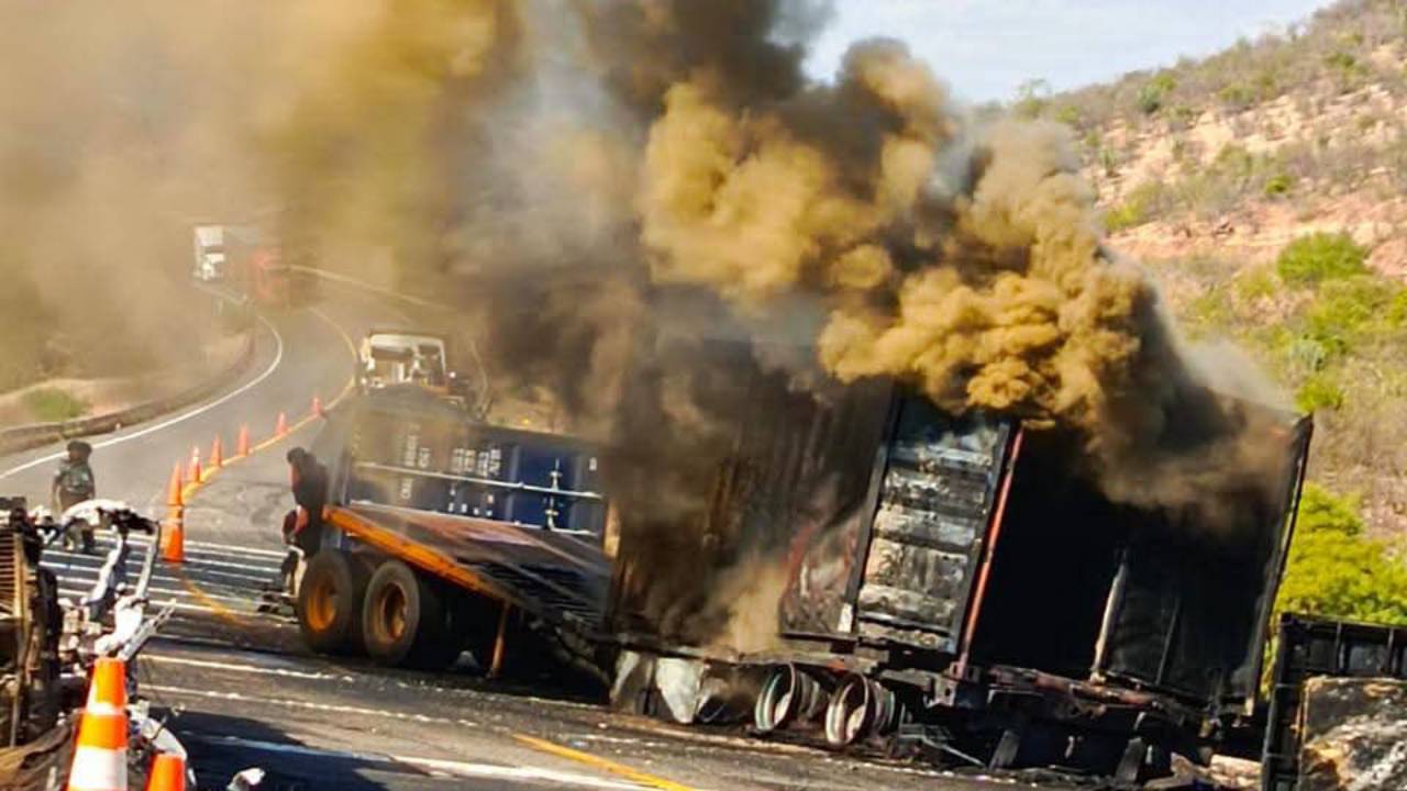 Choque múltiple e incendio en la autopista Siglo XXI deja un muerto y ...