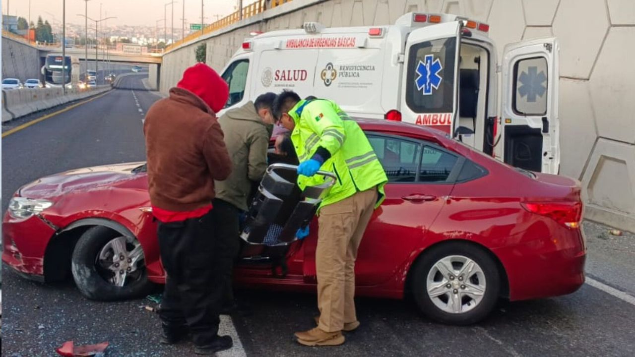 Auto quedó destrozado tras accidente en la carretera Apizaco-Tlaxcala hoy; dejó caos vial