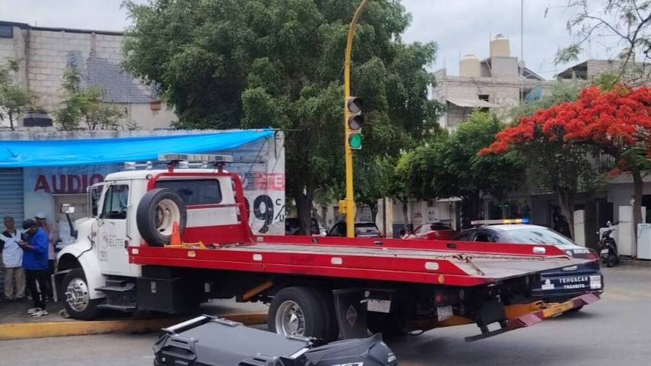 IMÁGENES: Grúa embiste puesto de comida en Tehuacán y deja lesionada a una mujer este martes