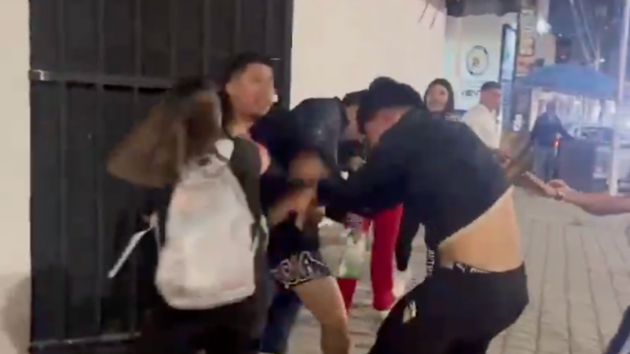 IMÁGENES FUERTES: Captan BRUTAL pelea entre jóvenes en el Bulevar Valsequillo
