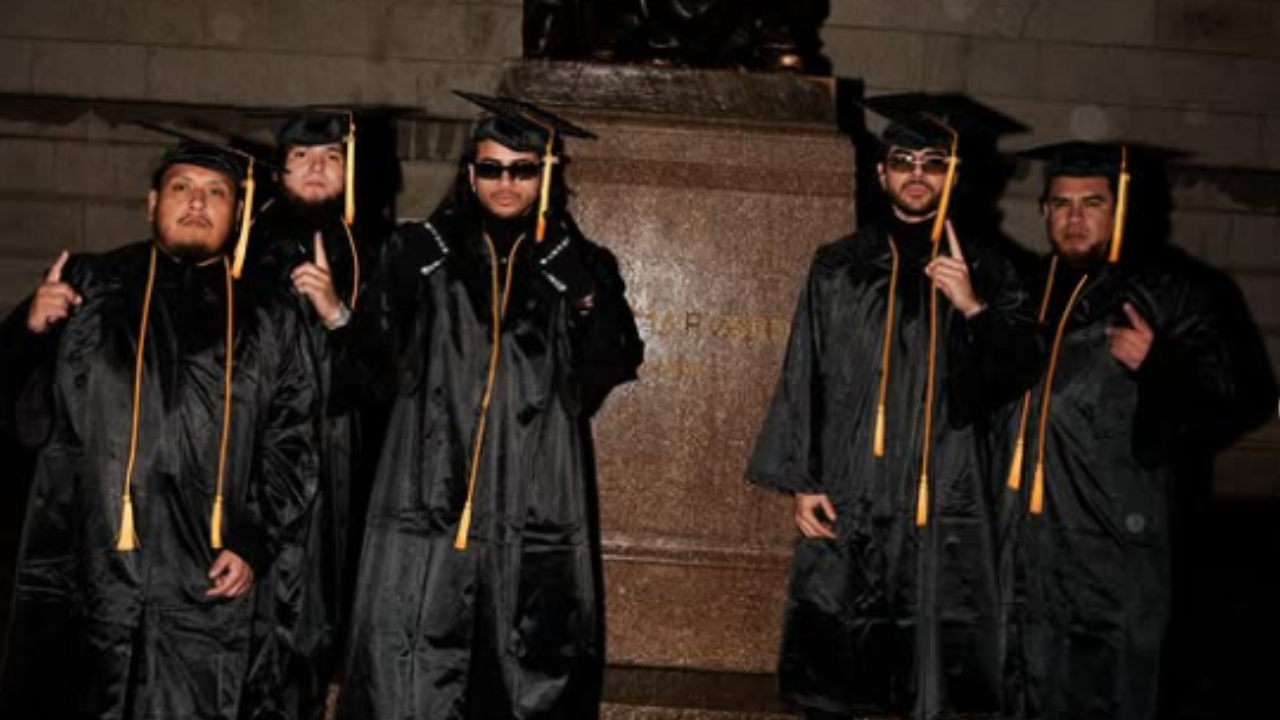 Fuerza Regida celebra Premio Trailblazer de Harvard con toga y mariachis