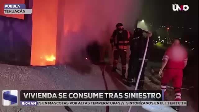 Incendio consume inmueble abandonado en Tehuacán