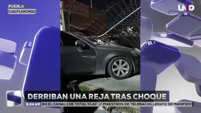Vehículo derriba reja de estacionamiento tras pasarse un semáforo en Cuautlancingo